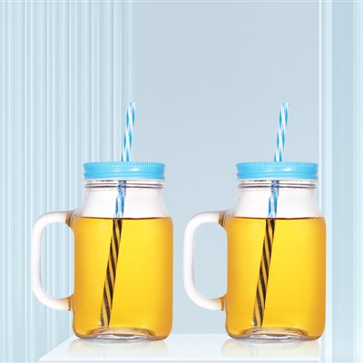 Minum gelas batu batu dalam jumlah besar dengan pegangan tutup